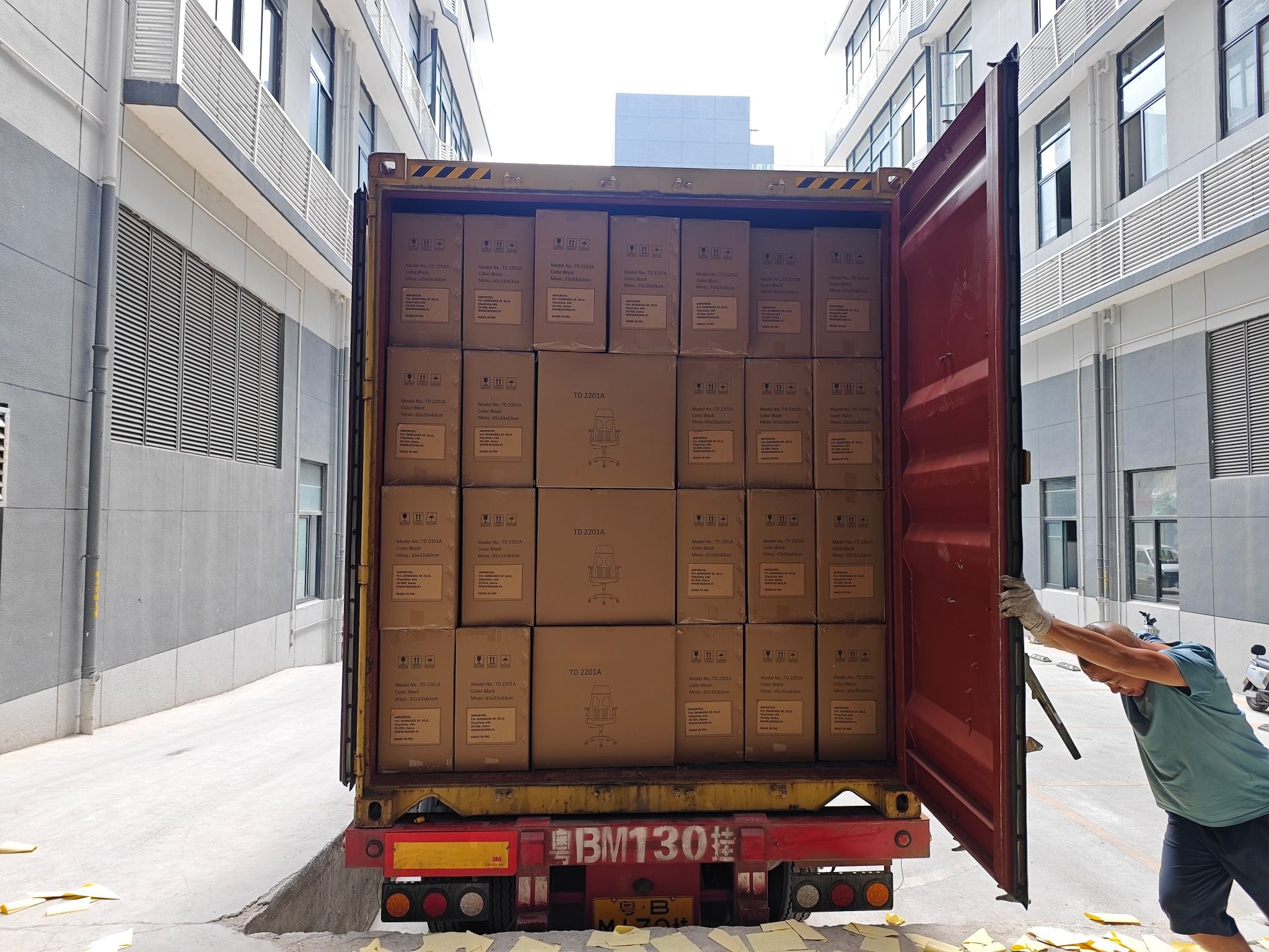 tindafurniture_packing_loading1