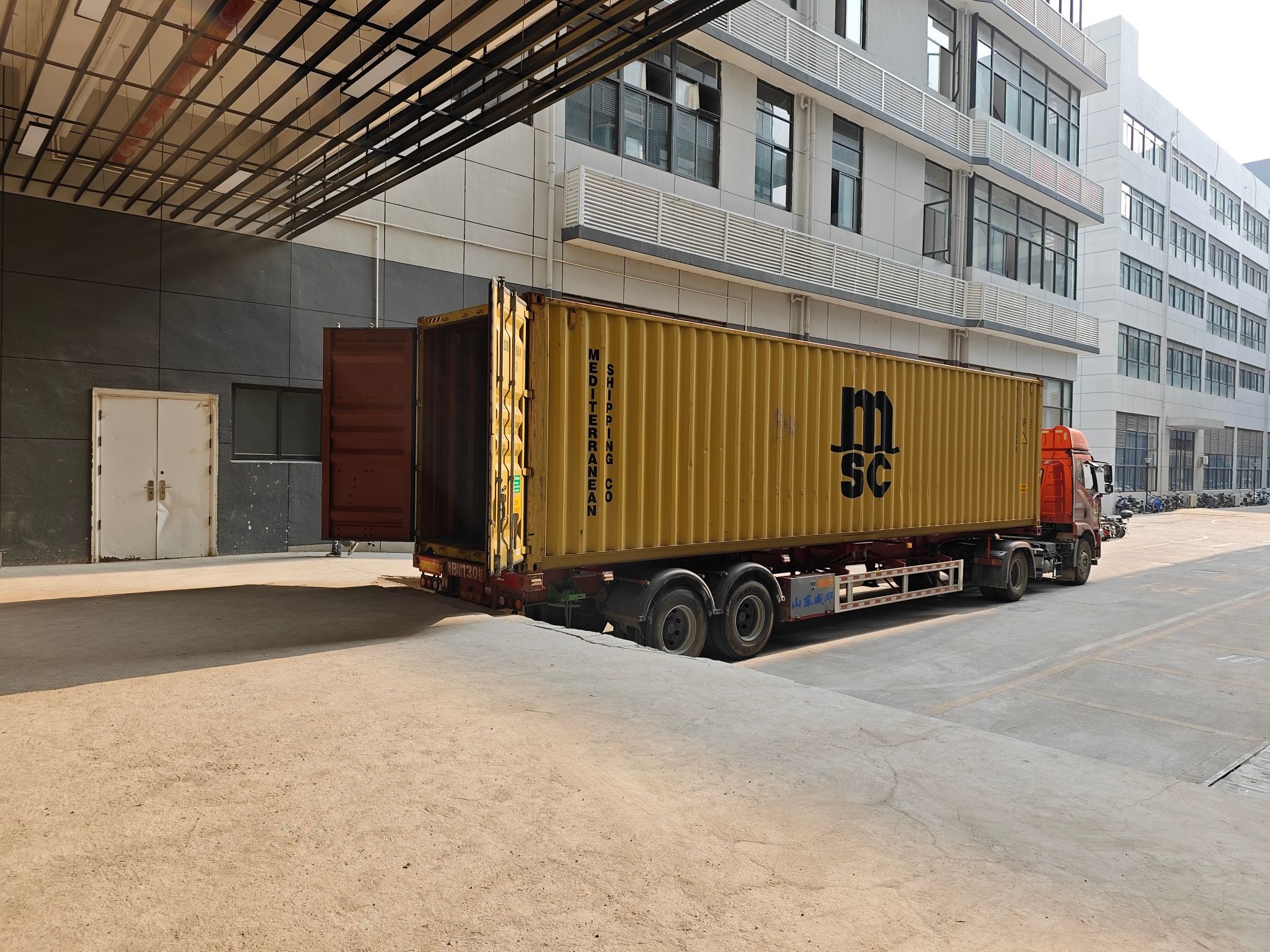 tindafurniture_packing_loading4